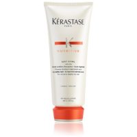 Kérastase Nutritive Lait Vital Conditioner Licht Droog Haar is een voedende conditioner voor licht droog haar. De Kérastase Nutritive Lait Vital Conditioner verzwaart het haar niet dankzij glucose, wat tevens zorgt voor een optimale voeding van de hoofdhuid. Kérastase Nutritive Lait Vital Conditioner Licht Droog Haar bevat proteïne en natuurlijke vitamines die ervoor zorgen dat het haar soepel blijft en beschermt is tegen schadelijke invloeden van buitenaf. Kérastase Nutritive Lait Vital Conditioner Licht Droog Haar zorgt ervoor dat het haar makkelijke te stylen is en voegt vocht toe om uitdroging te voorkomen.